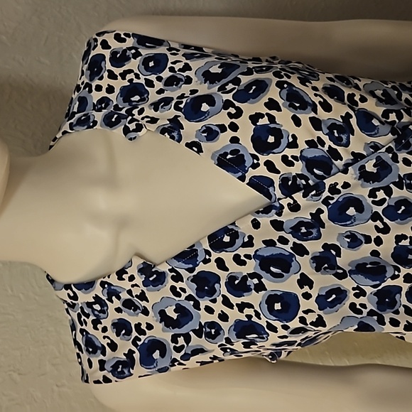 41 Hawthorn Aliska Sleeveless Front Wrap Surplice V-Neck Blouse - Picture 4 of 10